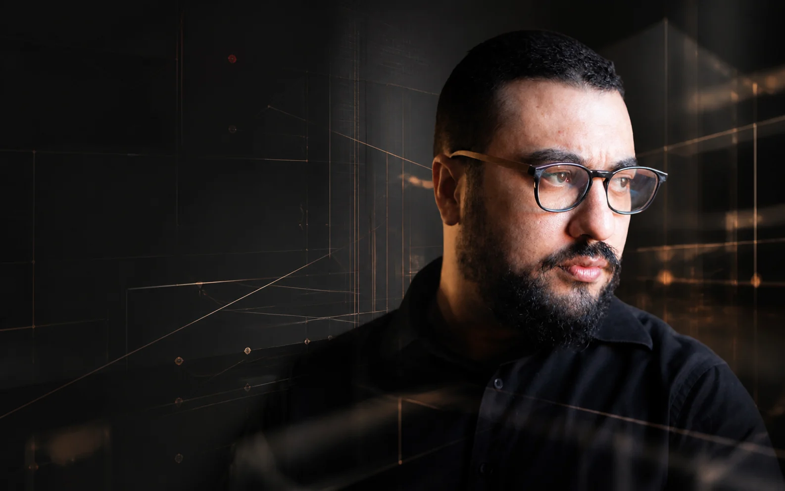 Renato Froes em uma composição editorial que une design e tecnologia